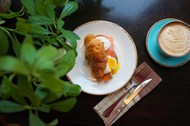 クロワッサンとポーチドエッグの朝食 - 写真・画像