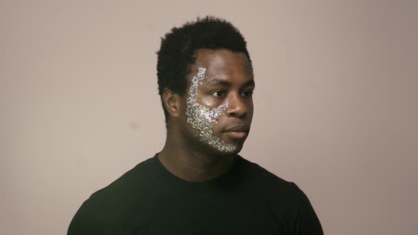 Fashion Afrikaanse man model met mooie glitter poses op camera - Video
