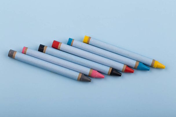 Короткие цветные карандаши на синем фоне - Фото, изображение