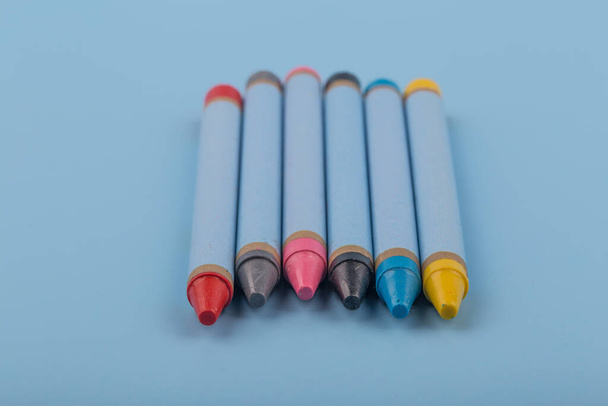 lápis de cor curta em um fundo azul - Foto, Imagem