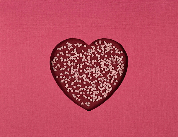 Kırmızı arkaplanda kesilmiş kağıt kalp, kağıt kesiği sanat tarzı. - Fotoğraf, Görsel