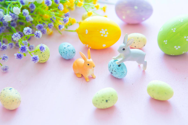 Easter rabbit with Easter eggs on wooden background. Close-up. - Foto, Imagen