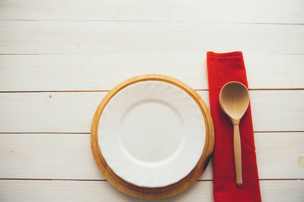 Cucchiaio e piatto in legno su tavolo in legno con spazio copia. Dieta Concetto alimentare. - Foto, immagini