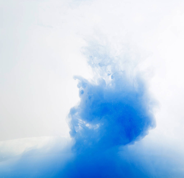 abstrakti kuvio tausta sinisellä musteella vedessä - Valokuva, kuva