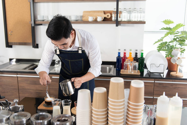 Asiático barista hombre stand haciendo café para servir a los clientes en la cafetería - Foto, Imagen