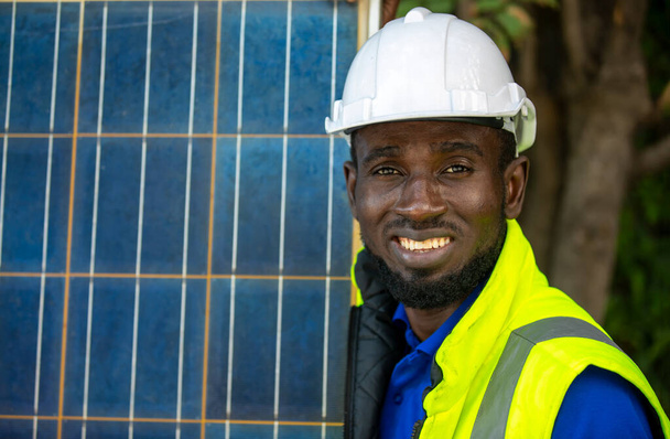 инженер по техническому обслуживанию, инженер по солнечным энергетическим системам - Фото, изображение
