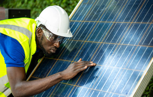 engenheiro de manutenção, engenheiro de sistemas de energia solar executar análise painéis solares - Foto, Imagem