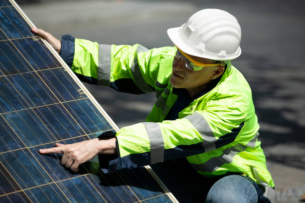 inżynier konserwacji, inżynier systemów energii słonecznej przeprowadzić analizę paneli słonecznych - Zdjęcie, obraz