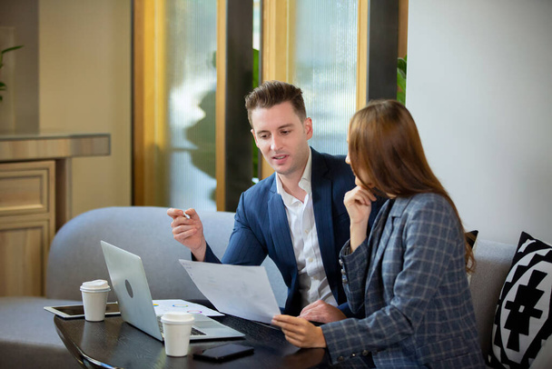 Geschäftsleute sprechen im Büro mit digitalem Tablet und Computer  - Foto, Bild