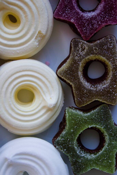 Kolorowe galaretki świąteczne ciasteczka w kształcie sześcioramiennych kółek cukru i śniegu. - Zdjęcie, obraz