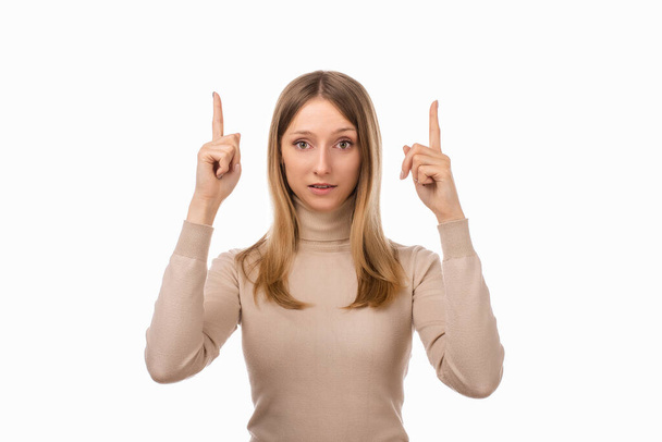 Portret van aantrekkelijk meisje wijzende vingers omhoog, tonen goede shopping site, aanbevelen klik link, uploaden app of abonneren - Foto, afbeelding