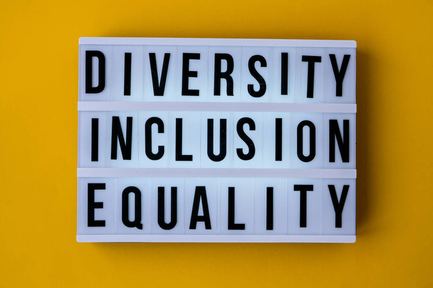 Diversità inclusione uguaglianza lettering. Un messaggio. Diversità, Età, Etnia, Orientamento sessuale, Sesso, Religione Parità di diritti Concetto sociale Tolleranza umana - Foto, immagini