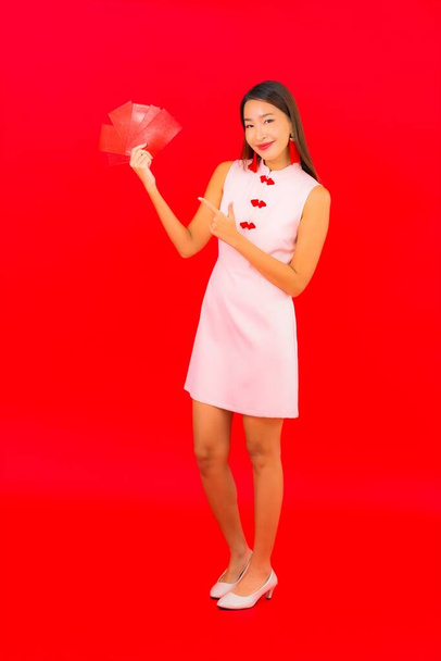 Portrait beautiful young asian woman with red envelope letter on red background - Foto, Imagem