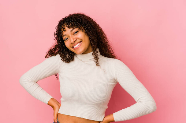 若いアフリカ系アメリカ人のアフロ女性は幸せと笑顔と陽気を孤立させ. - 写真・画像