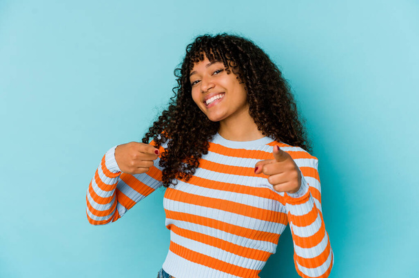 Mladý africký americký afro žena izolovaný veselý úsměvy ukazující dopředu. - Fotografie, Obrázek