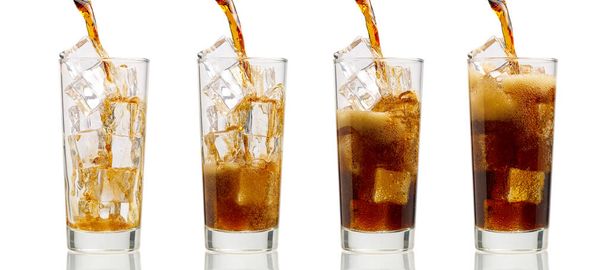 Verser le Cola sur du verre avec des glaçons isolés sur du blanc - Photo, image