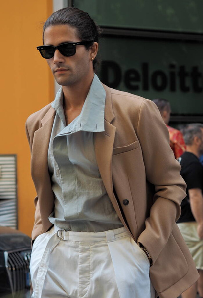 Marc Forne street style outfit after Armani fashion show κατά τη διάρκεια Milano Fashion Week man Φθινόπωρο / Χειμώνας 2019 / 2020 - Φωτογραφία, εικόνα