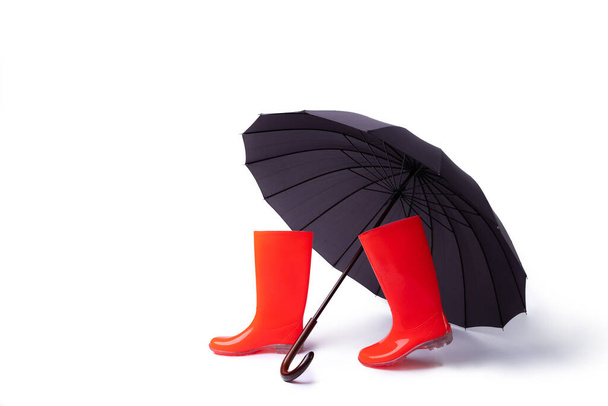 Scarpe in gomma e ombrello isolato su sfondo bianco. Stagione delle piogge e previsioni del tempo. Nessuno. - Foto, immagini