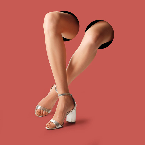 Bare benen van een meisje steken uit de naadloze achtergrond - Foto, afbeelding