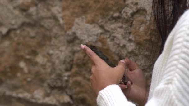 Messaggi di testo. Mani curate della donna utilizzando uno smartphone moderno, dettaglio - Filmati, video