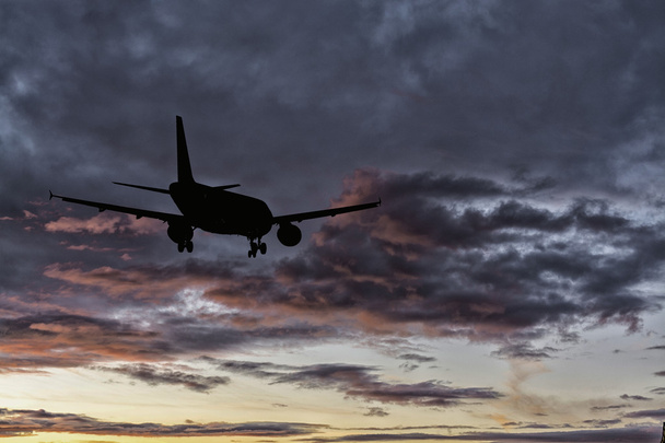 Hermosa vista de silueta de avión
 - Foto, Imagen