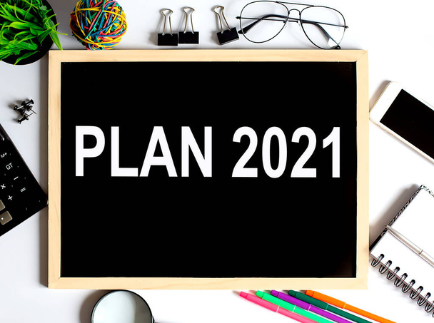PLAN 2021 Concetto su tavola da disegno con attrezzi da ufficio - Foto, immagini