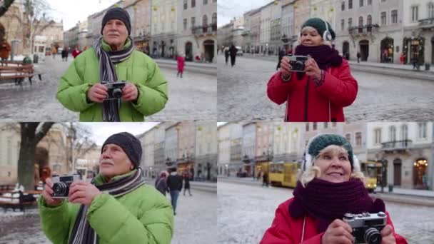 Многоэкранный снимок пожилых мужчин-туристов с ретро-фотокамерой в центре города - Кадры, видео
