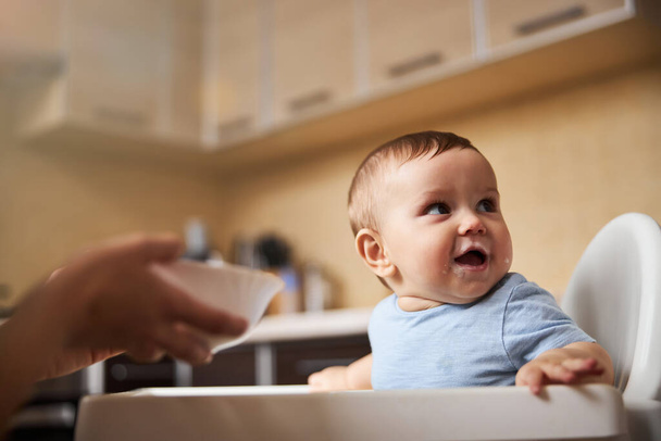 Positiivinen iloinen lapsi hauskaa syömisen aikana - Valokuva, kuva