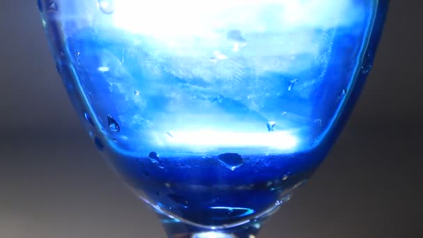 Glas Champagne met water en vloeibare kleur Stroomt op  - Video