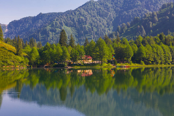 Karagl, Kuzey Anadolu Dağları 'nın devamı olan Karal Dağları' nın (3415 metre) kuzeybatısında yer alır. Borcka sınırları içindeki göl. - Fotoğraf, Görsel