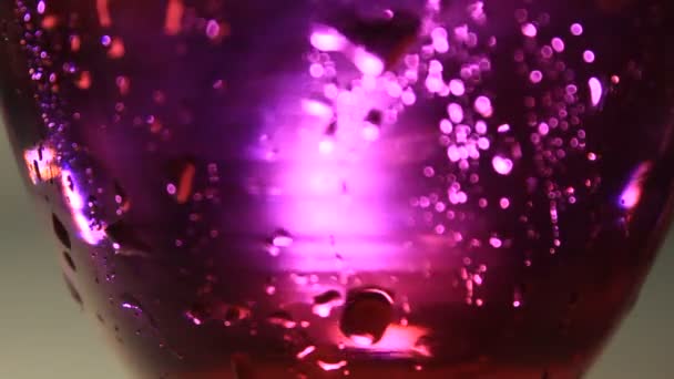 Glas Champagne met water en vloeibare kleur stromend op verschillende oppervlakken Abstracte lussen Beweging Effecten - Video