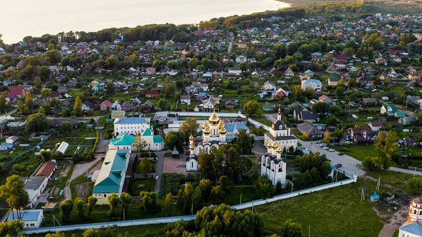 Pereslavl-Zalessky, Russia. Monastero di San Nicola Pereslavskij. Convento. Alla luce del sole al tramonto, Vista aerea   - Foto, immagini