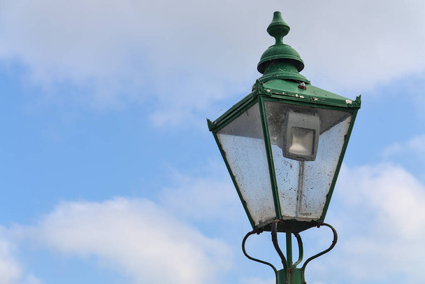 Bella lanterna verde antico luminoso all'ex stazione ferroviaria di Newcastle, Sea Road, Leamore Upper, Arklow, Co. Wicklow, Irlanda - Foto, immagini