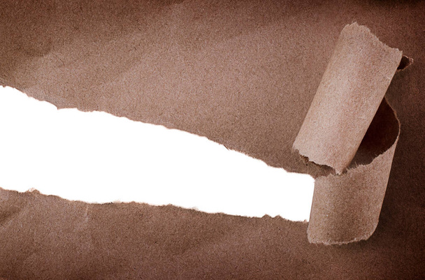 zerrissenes Stück braunes Papier mit isoliertem Kopierraum - Foto, Bild
