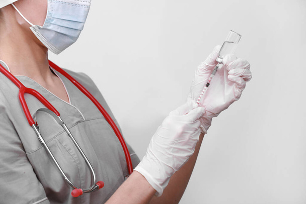 Médico, enfermero o científico mano en guantes médicos blancos que sostienen la gripe, sarampión, vacuna contra el coronavirus vacuna contra el brote de enfermedades, la medicina y el concepto de drogas. - Foto, Imagen