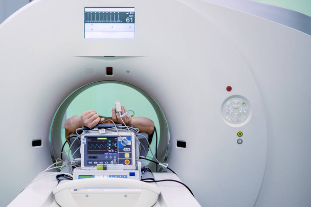 Compleet CAT Scan Systeem in een ziekenhuis. Magnetische resonantie imaging scan met de patiënt tijdens de procedure. - Foto, afbeelding