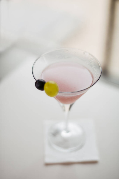 vista ravvicinata del cocktail cosmopolita sul bancone del bar. - Foto, immagini