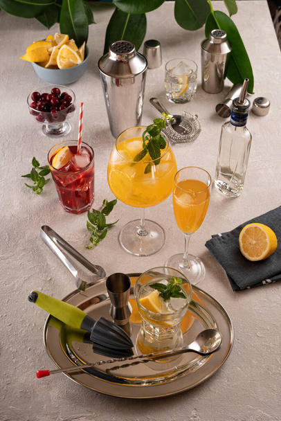 Cocktails maken met alcohol en ijs - Foto, afbeelding