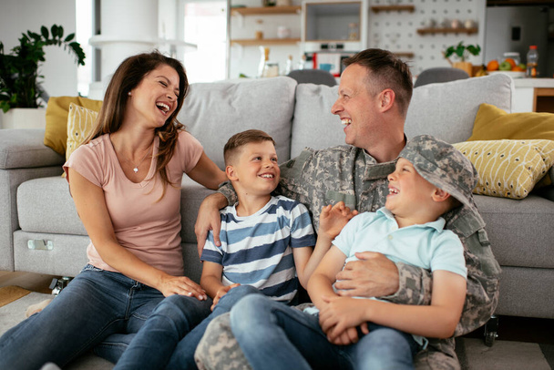 glückliche Familie, die Zeit zu Hause auf dem Sofa verbringt  - Foto, Bild