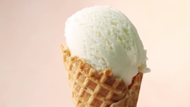 close-up van draaiend vanille-ijs in wafelschep - Video