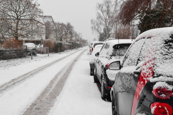 автомобілі в снігу на дорозі
 - Фото, зображення