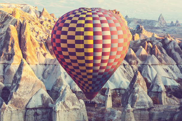 Kleurrijke heteluchtballonnen in Goreme Nationaal Park, Cappadocië, Turkije. Beroemde toeristische attractie. - Foto, afbeelding