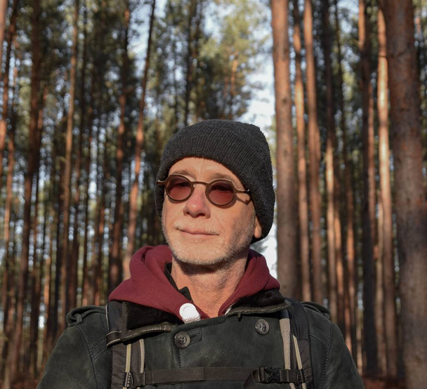 Kışın ormandaki adam - Fotoğraf, Görsel