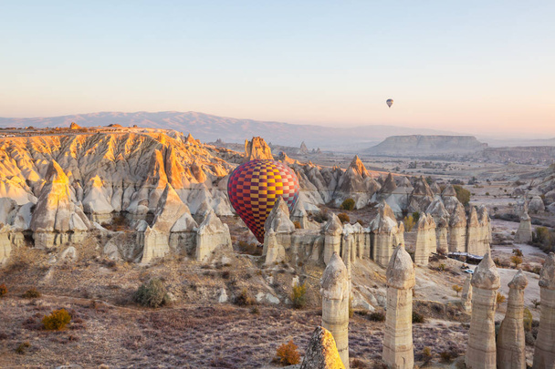 Πολύχρωμα αερόστατα θερμού αέρα στο εθνικό πάρκο Goreme, Καππαδοκία, Τουρκία. Διάσημο τουριστικό αξιοθέατο. - Φωτογραφία, εικόνα