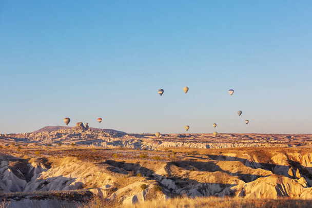 ゴレメ国立公園、カッパドキア、トルコのカラフルな熱気球。有名な観光名所. - 写真・画像