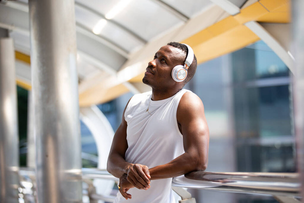 Portré afro-amerikai férfi fülhallgatóval edzés után a szabadban. - Fotó, kép