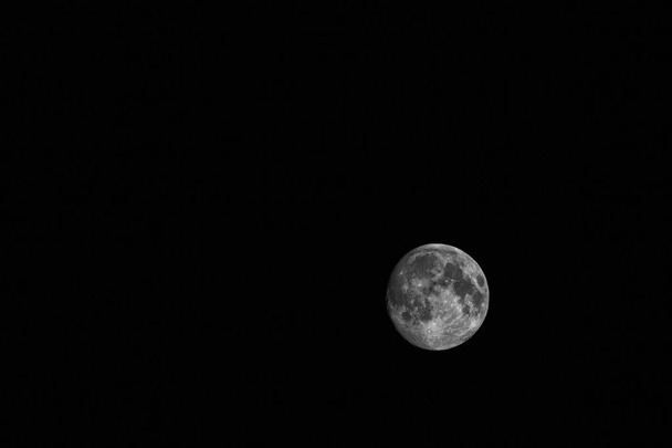 A lua preto e branco em um fundo escuro - Foto, Imagem