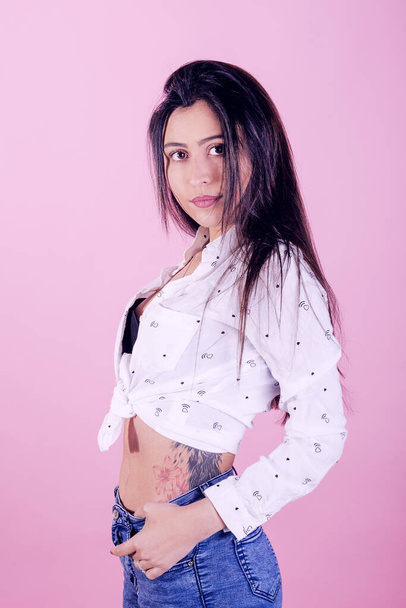 sexy woman with white top on pink background - Foto, Imagen