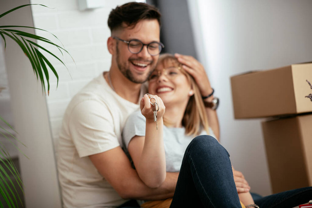 close-up van man en vrouw met de sleutel tot hun nieuwe appartement. - Foto, afbeelding