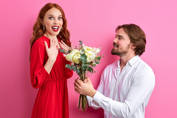joven guapo hombre con boquet de flores teniendo fecha con su novia - Foto, Imagen